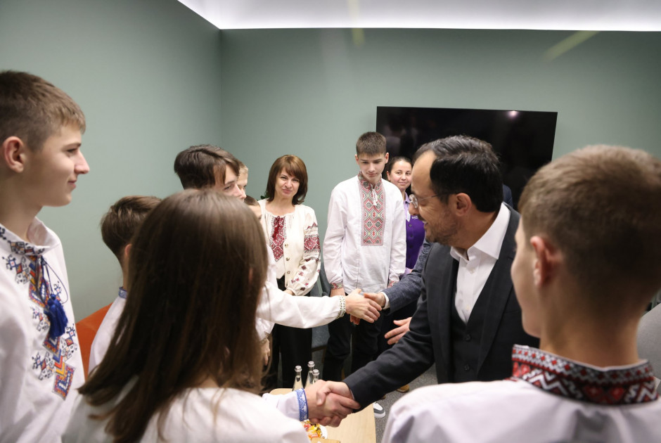 ΠτΔ στο Κίεβο: Είδε παιδιά που είχαν απαχθεί και άκουσε τις ιστορίες τους