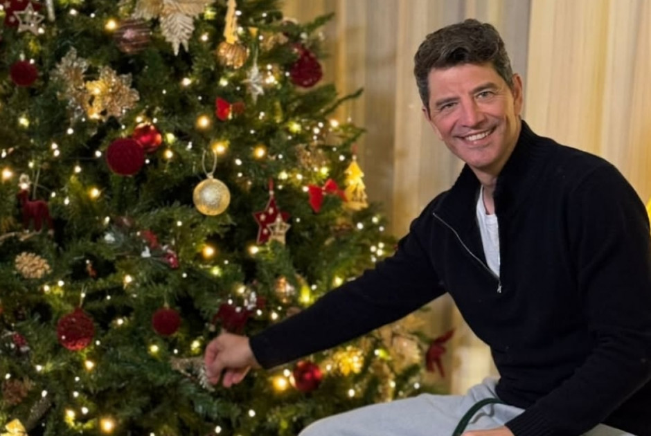 Ρουβάς: Ποζάρει δίπλα στο χριστουγεννιάτικο δέντρο στο σπίτι του