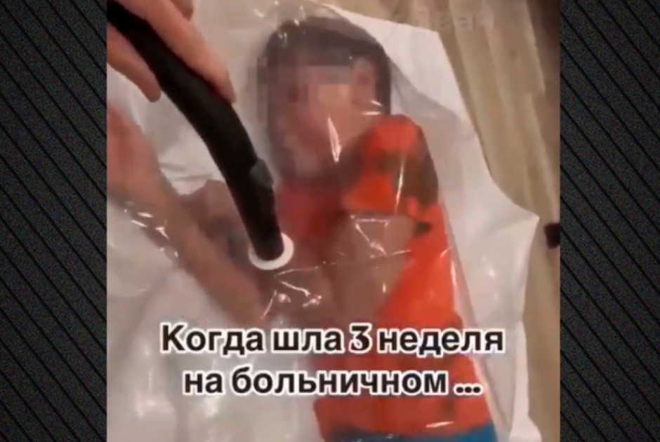 Σάλος στη Ρωσία: Μητέρα έβαλε τον γιο της σε σακούλα και ρούφηξε τον αέρα - «Μαμά» φώναξε το παιδί (ΒΙΝΤΕΟ)