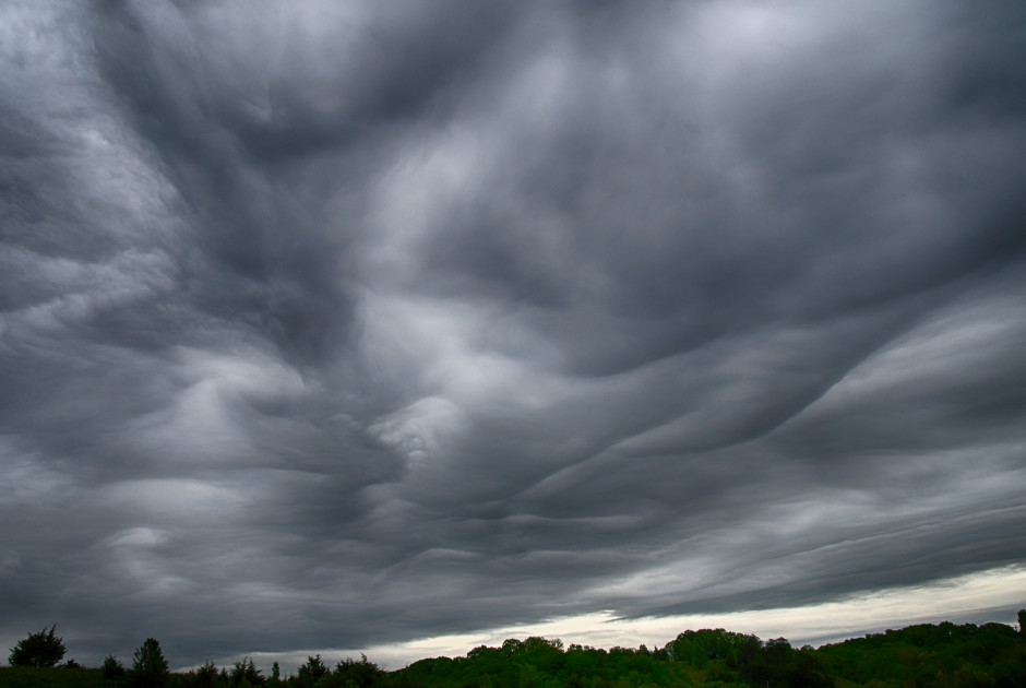 Γκρι πέπλο στον ουρανό – Φορτωμένος με βροχές και καταιγίδες έρχεται ο καιρός