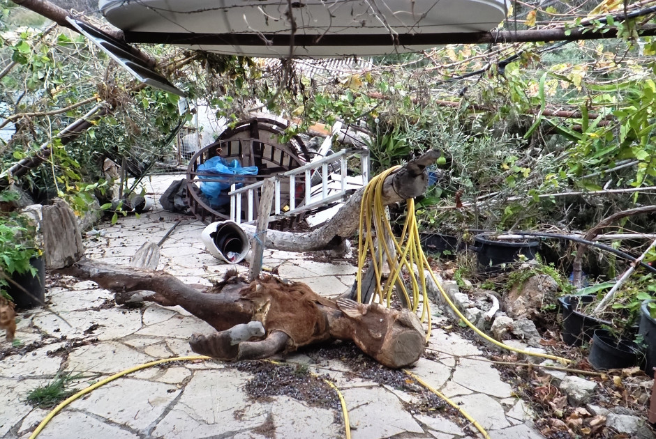 Ανεμοστρόβιλος στην Τάλα: Ζημιές σε υποστατικά και διακοπή ρεύματος - Φωτιά σε καλώδια της ΑΗΚ