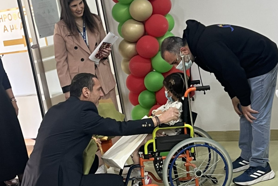 Υπ. Υγείας: Μοίρασε δώρα και ευχές στα παιδιά στο Μακάρειο Νοσοκομείο (ΒΙΝΤΕΟ)