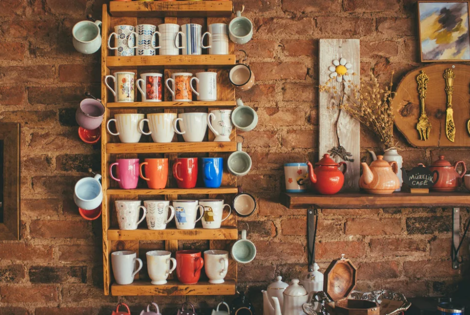 Σας κούρασαν τα φλιτζάνια που στοιβάζονται στα ντουλάπια; Ιαπωνική μέθοδος δίνει τη λύση