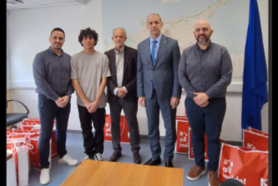 &Pi;&alpha;&rho;ά&delta;&omicron;&sigma;&eta; &delta;ώ&rho;&omega;&nu; &sigma;&tau;&omicron;&upsilon;&sigmaf; &mu;&alpha;&theta;&eta;&tau;έ&sigmaf; &tau;&omega;&nu; &kappa;&alpha;&tau;&epsilon;&chi;ό&mu;&epsilon;&nu;&omega;&nu; &sigma;&chi;&omicron;&lambda;&epsilon;ί&omega;&nu; &alpha;&pi;ό &tau;&omicron; &Pi;&alpha;&gamma;&kappa;ύ&pi;&rho;&iota;&omicron; &Sigma;&upsilon;&nu;&tau;&omicron;&nu;&iota;&sigma;&tau;&iota;&kappa;ό &Sigma;&upsilon;&mu;&beta;&omicron;ύ&lambda;&iota;&omicron; &Epsilon;&theta;&epsilon;&lambda;&omicron;&nu;