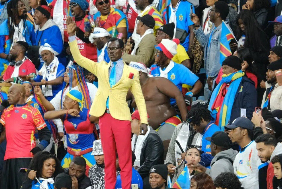 Ο ακίνητος φίλαθλος από το Κονγκό και ο ισχυρός συμβολισμός της στάσης του