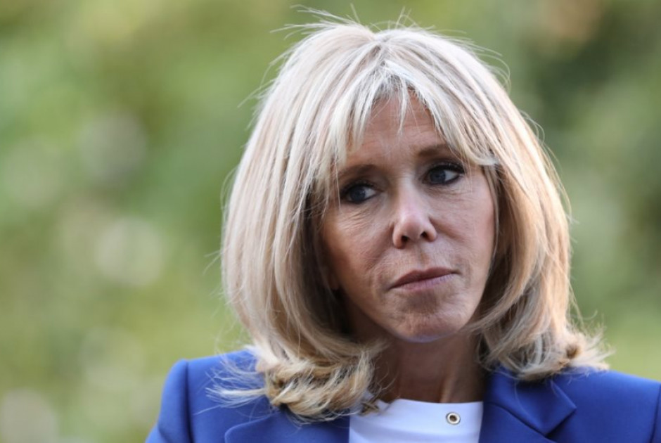 Η Μπριζίτ Μακρόν δεν παίρνει πίσω το «βρωμιάρες σκύλες» για τις ακτιβίστριες