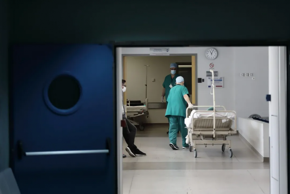 Βρετανία: Tα νοσοκομεία αντιμέτωπα με κύμα υπεργρίπης