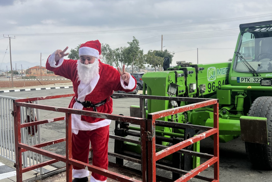 Με... ανυψωτικό όχημα έφτασε ο Άγιος Βασίλης στο Νηπιαγωγείο Παλιομετόχου (Βίντεο)