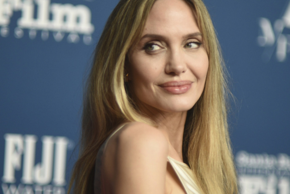 Αντζελίνα Τζολί: Ποζάρει στο γαλλικό ΤΙΜΕ και αποκαλύπτει για πρώτη φορά την ουλή της