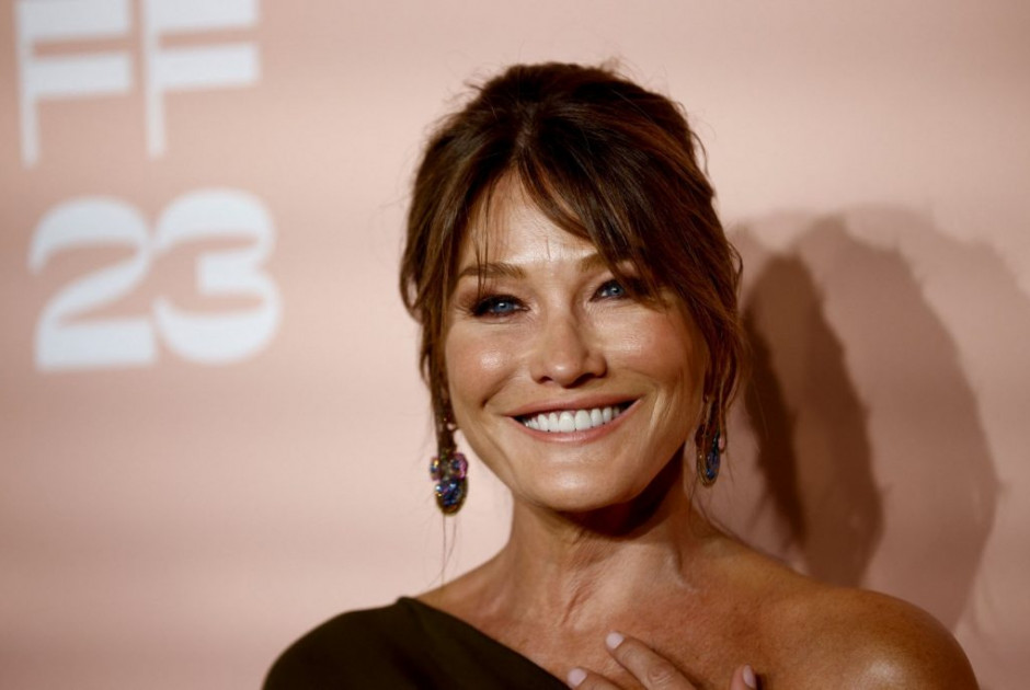 Η Κάρλα Μπρούνι νίκησε τον καρκίνο του μαστού