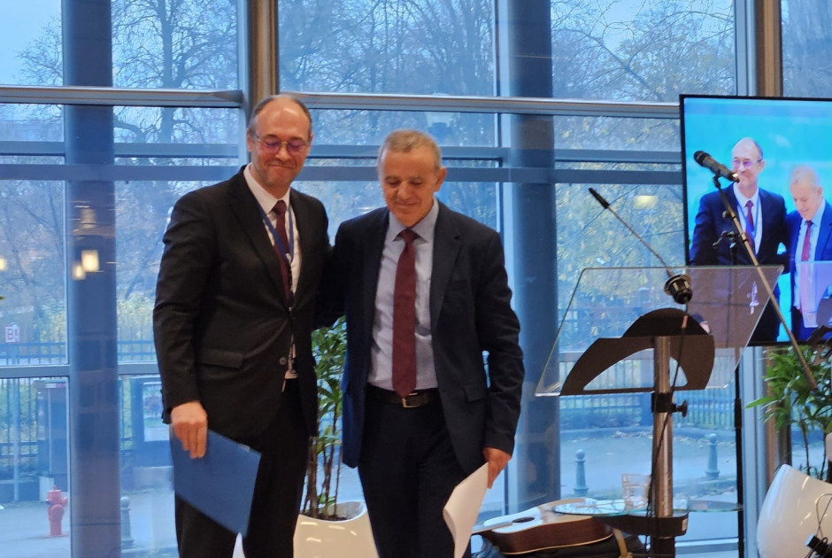 Κ. Μαυρίδης: «Καλά Χριστούγεννα» στη γλώσσα του ευαγγελίου στο Ευρωκοινοβούλιο