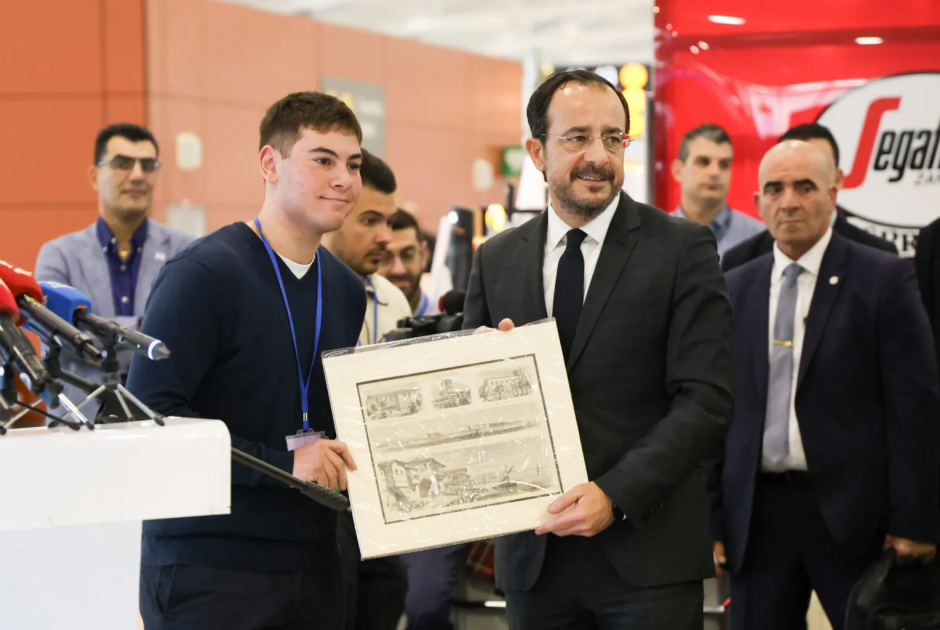 ΠτΔ: Eγκαινίασε έκθεση καρτ ποστάλ για ιστορία ΕΕ στο αεροδρόμιο Λάρνακας