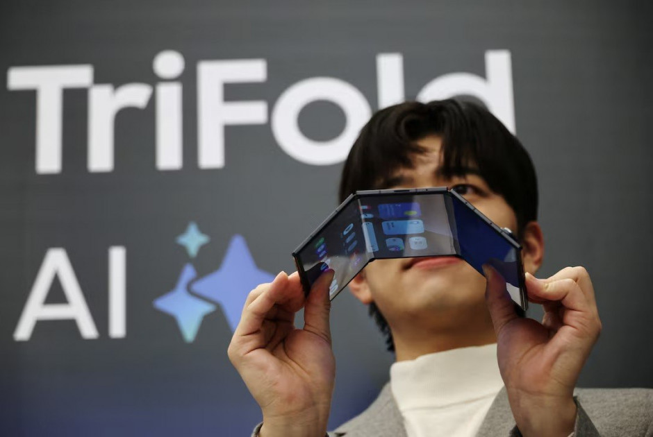 H Samsung παρουσιάζει το πρώτο της τρίπτυχο κινητό