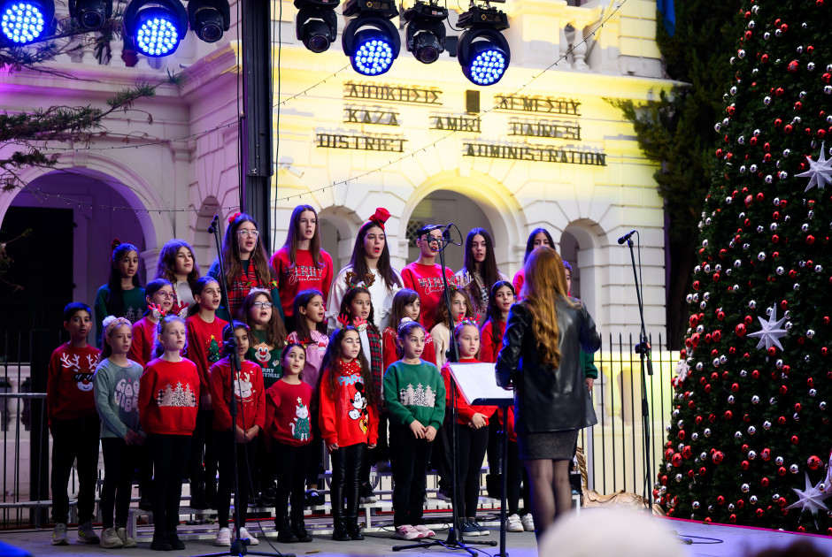 Με λάμψη και πλήθος κόσμου η φωταγώγηση του Χριστουγεννιάτικου δέντρου του Δήμου Λεμεσού