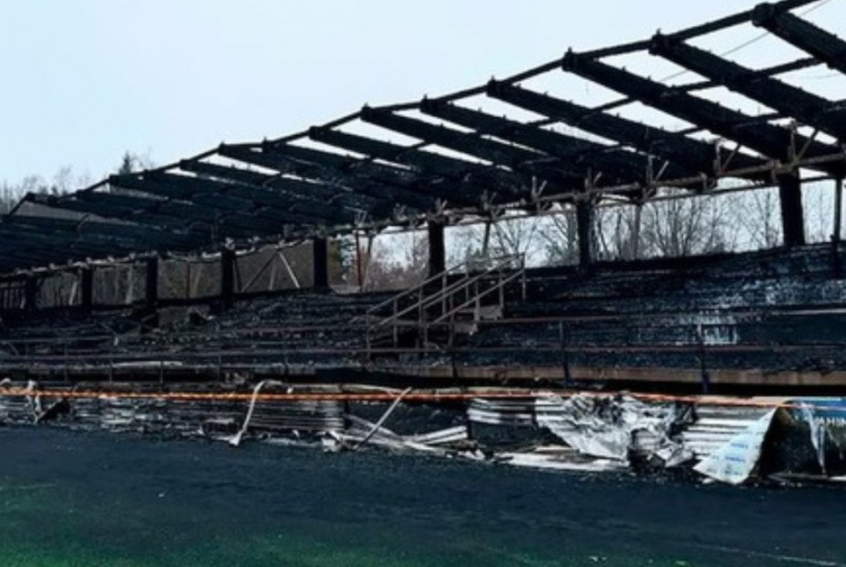 ΧΑΜΟΣ μετά τον υποβιβασμό: Ανήλικοι έκαψαν το γήπεδο της ομάδας τους (ΒΙΝΤΕΟ)