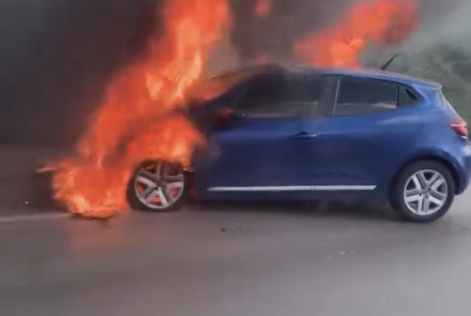 Κι' όμως από αυτό το φλεγόμενο αυτοκίνητο βγήκαν ζωντανοί ποδοσφαιριστής και η οικογένεια του (ΒΙΝΤΕ