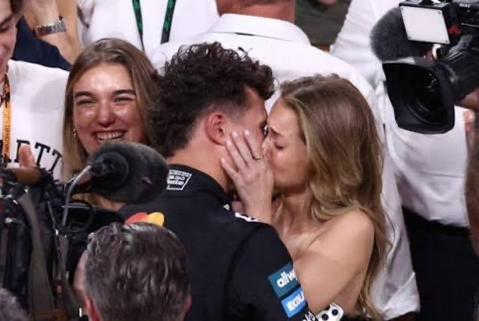 Λάντο Νόρις: Το «τρυφερό» φιλί στην σύντροφo του μόλις κατέκτησε την κορυφή