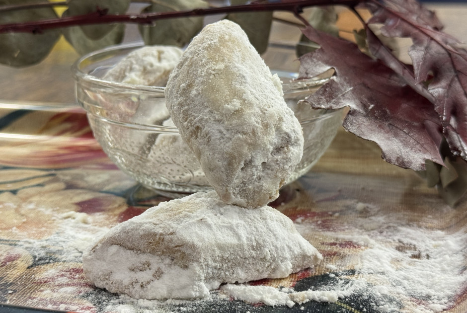 «Κουραμπιέδες αλλιώς: γλυκιές παραδόσεις με άχνη και αγάπη»