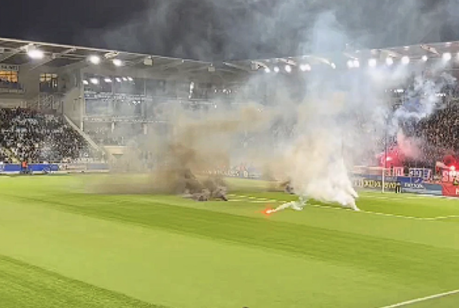 Έκαψαν τον χλοοτάπητα, έριξαν καπνογόνα - Χαμός από οπαδούς για τον υποβιβασμό (BINTEO)