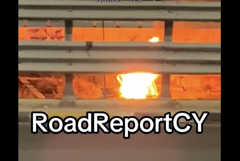 Νεαροί έβαζαν φωτιές στον κυκλικό κόμβο Αγίου Αθανασίο - Μία σύλληψη (ΒΙΝΤΕΟ)