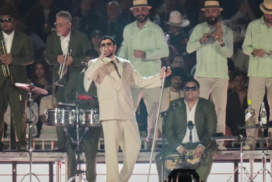 Ο Bad Bunny γλίστρησε και έπεσε στη σκηνή σε συναυλία του (ΒΙΝΤΕΟ)