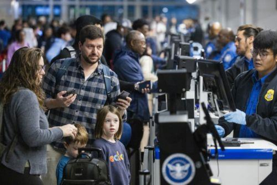 Οι ΗΠΑ διευρύνουν τη λίστα χωρών με ταξιδιωτικές απαγορεύσεις