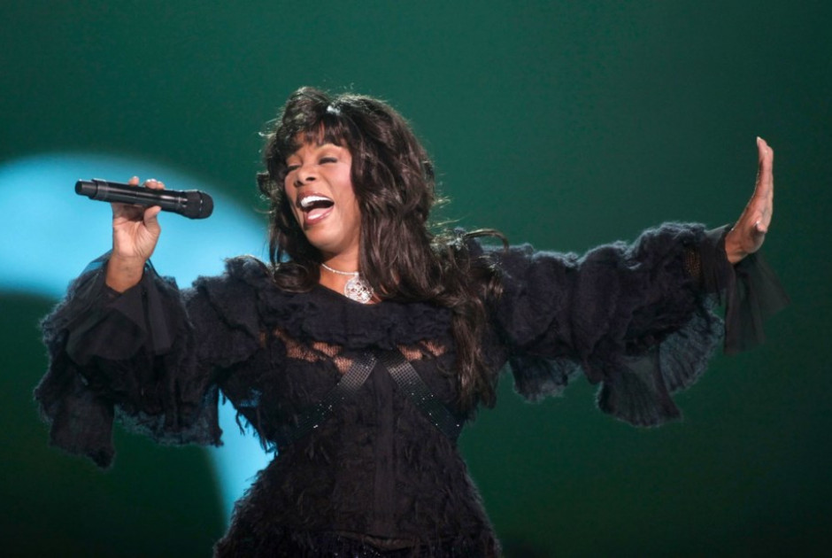 &Nu;&tau;ό&nu;&alpha; &Sigma;ά&mu;&epsilon;&rho;: &Eta; &beta;&alpha;&sigma;ί&lambda;&iota;&sigma;&sigma;&alpha; &tau;&eta;&sigmaf; disco &beta;&rho;ί&sigma;&kappa;&epsilon;&iota; &tau;&eta; &theta;έ&sigma;&eta; &tau;&eta;&sigmaf; &sigma;&tau;&omicron; Songwriters Hall of Fame