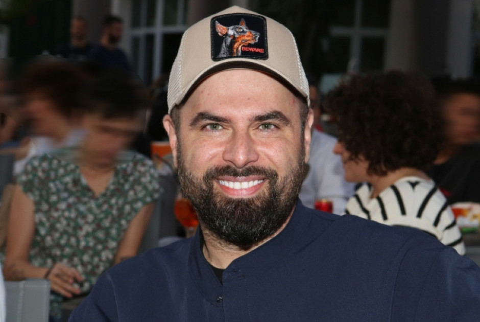 &Sigma;&tau;&omicron; &nu;&omicron;&sigma;&omicron;&kappa;&omicron;&mu;&epsilon;ί&omicron; &omicron; &Gamma;&iota;ώ&rho;&gamma;&omicron;&sigmaf; &Pi;&alpha;&pi;&alpha;&delta;ό&pi;&omicron;&upsilon;&lambda;&omicron;&sigmaf;: &laquo;&Nu;&alpha; &pi;&rho;&omicron;&sigma;έ&chi;&epsilon;&tau;&epsilon; &tau;&omicron;&upsilon;&sigmaf; &epsilon;&alpha;&upsilon;&tau;&omicron;ύ&sigmaf; &sigma;&alpha;&sigmaf;&raquo;, &gamma;&rho;ά&phi;&epsilon;&iota;