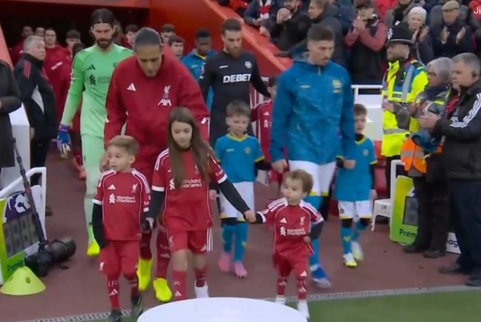 Συγκλονιστική στιγμή: Τα παιδιά του Ζότα συνόδευσαν τον Φαν Ντάικ στην είσοδό του στο «Ανφιλντ»