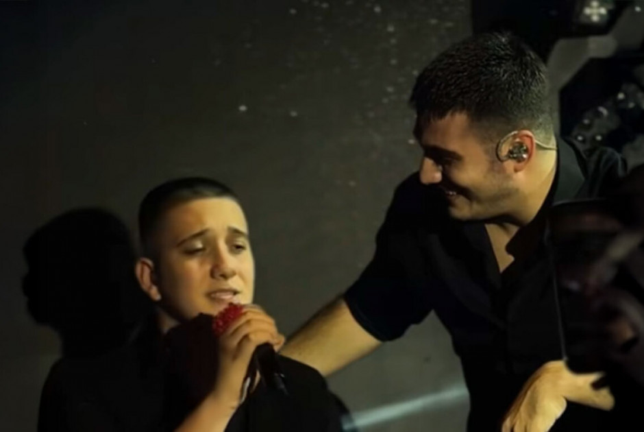 Αλλος ένας Κακοσαίος στη σκηνή - Δείτε τον μικρότερο γιο του Πλούταρχου να τραγουδά πλάι στον αδερφό του