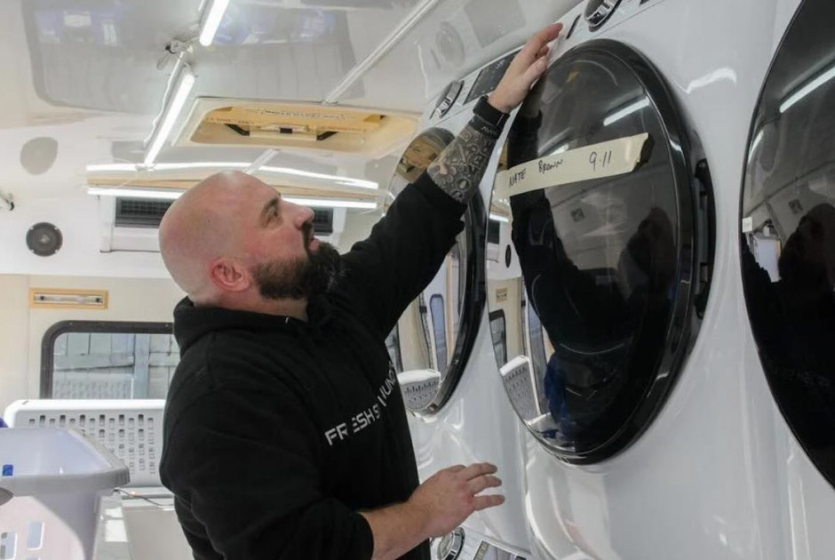 ΗΠΑ: Πρώην αστυνομικός δημιούργησε κινητό πλυντήριο για τα ρούχα των αστέγων