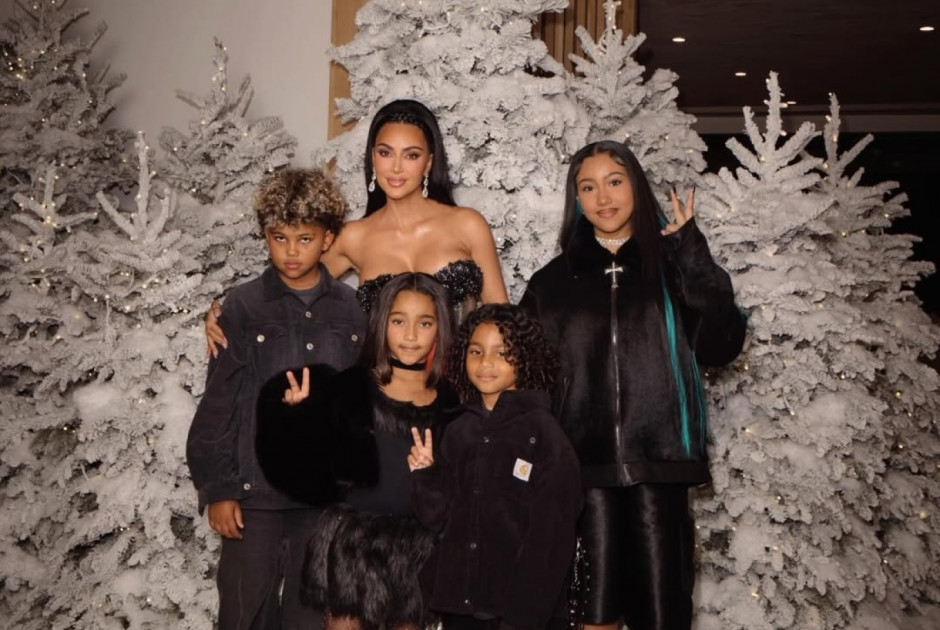 Η Κιμ Καρντάσιαν ποζάρει στον φακό με τα τέσσερα παιδιά της (ΦΩΤΟΣ)