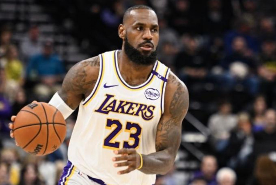 Λεμπρόν για την πώληση κάρτας του για 5,2 εκατομμύρια: «Έχω κάποιες σε χρηματοκιβώτιο για αν δυσκολέψουν οι καιροί»