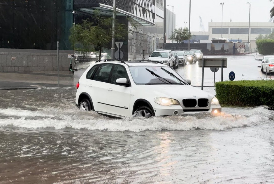 Απίστευτες εικόνες σε Ντουμπάι και Άμπου Ντάμπι: Χείμαρροι οι δρόμοι, νερά μπήκαν σε εμπορικό