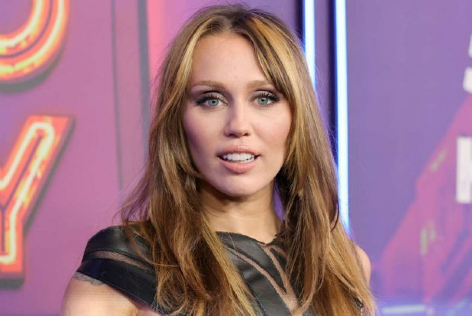 Είναι υιοθετημένη η Μάιλι Σάιρους;