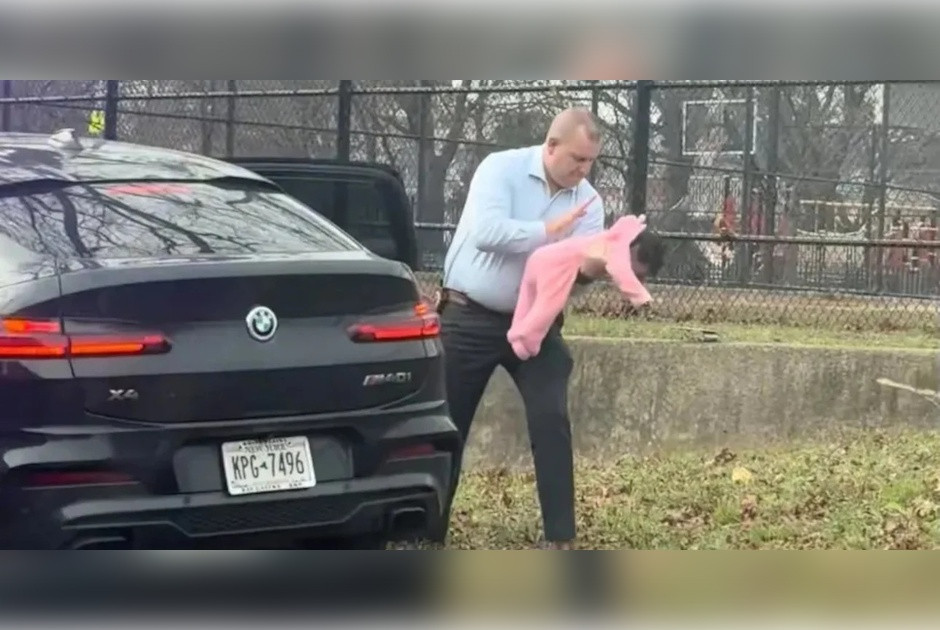 Αστυνομικός έσωσε μωρό που πνιγόταν στην άκρη αυτοκινητόδρομου