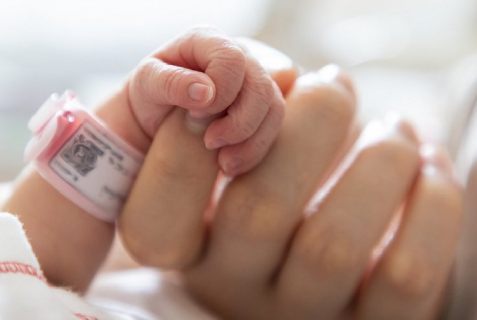 Τρία αδέλφια έγιναν πατέρες τεσσάρων παιδιών την ίδια μέρα