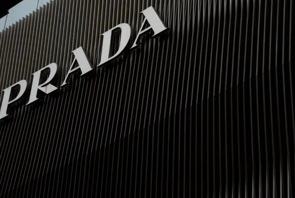 Η Prada ανακοίνωσε επίσημα την εξαγορά του οίκου Versace