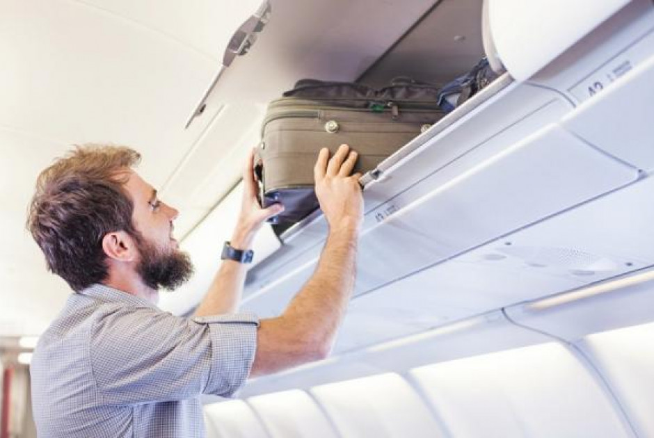 Γιατί οι μικρές τσάντες δεν πρέπει να μπαίνουν στα ντουλάπια των αεροπλάνων
