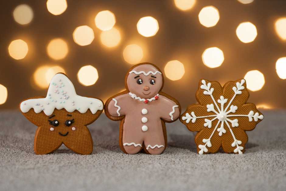 Χριστουγεννιάτικα gingerbread cookies με πλούσια μπαχαρικά και χειροποίητο icing