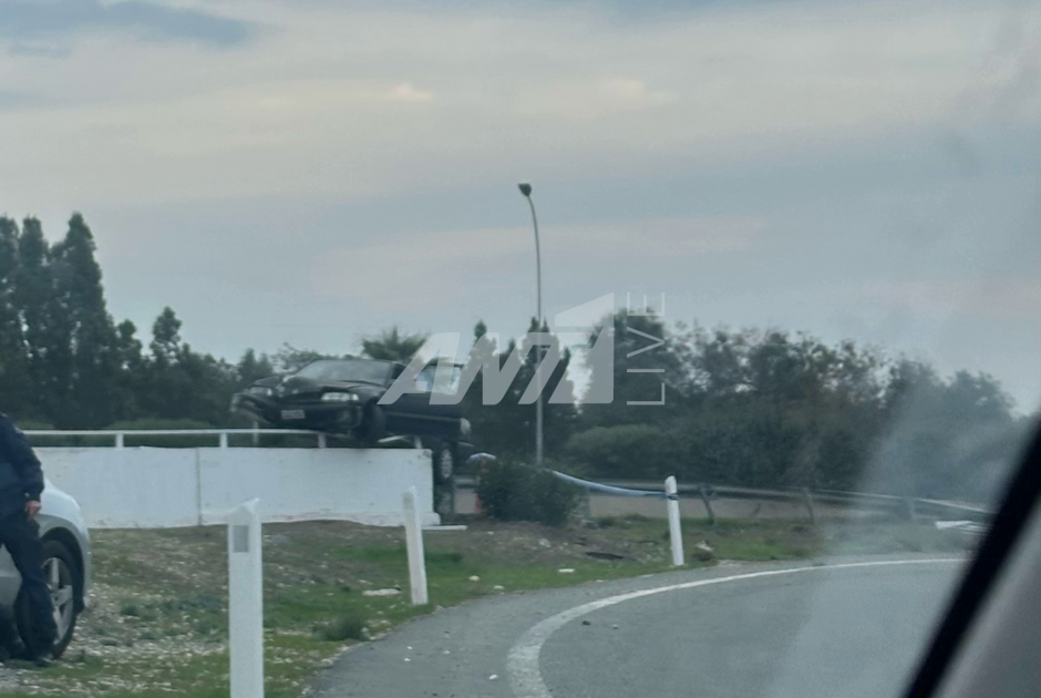 Ορόκλινη: Πρωινή... προσγείωση αυτοκινήτου σε τοίχο (ΦΩΤΟ)