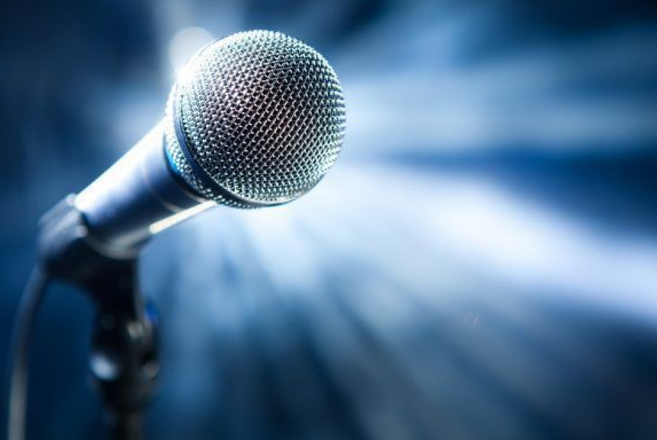 Τι αναφέρει στη μήνυσή του ο νεαρός καλλιτέχνης κατά του πασίγνωστου τραγουδιστή