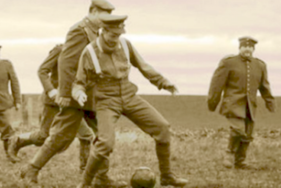 Παίζοντας μπάλα τα Χριστούγεννα στο μέτωπο