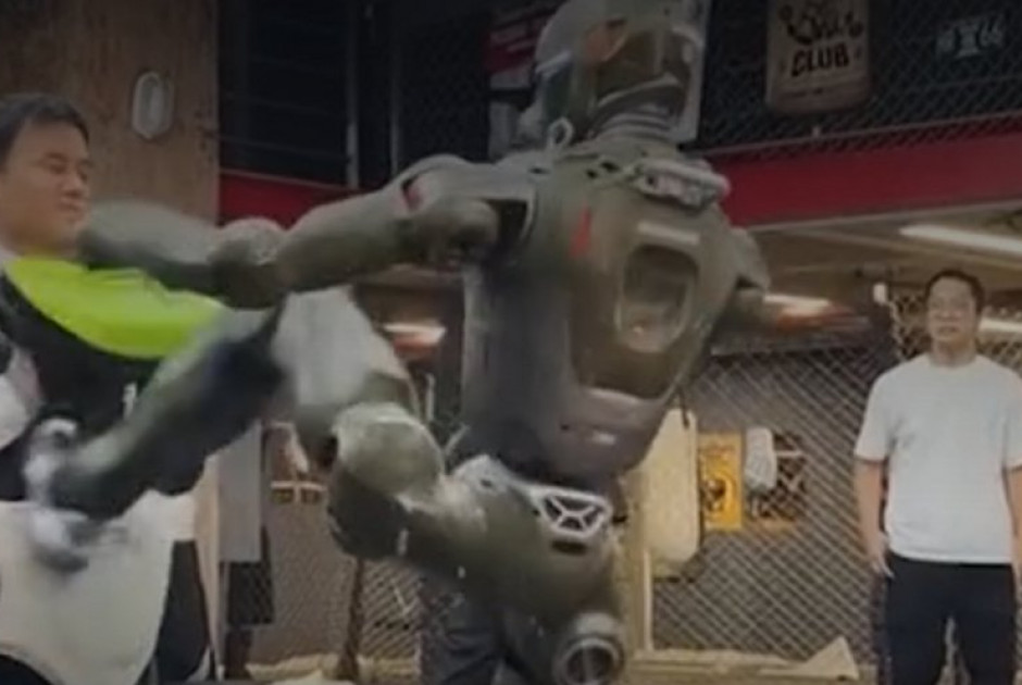 Ανθρωποειδές ρομπότ κλωτσά τον CEO της εταιρείας που το κατασκεύασε (ΒΙΝΤΕΟ)