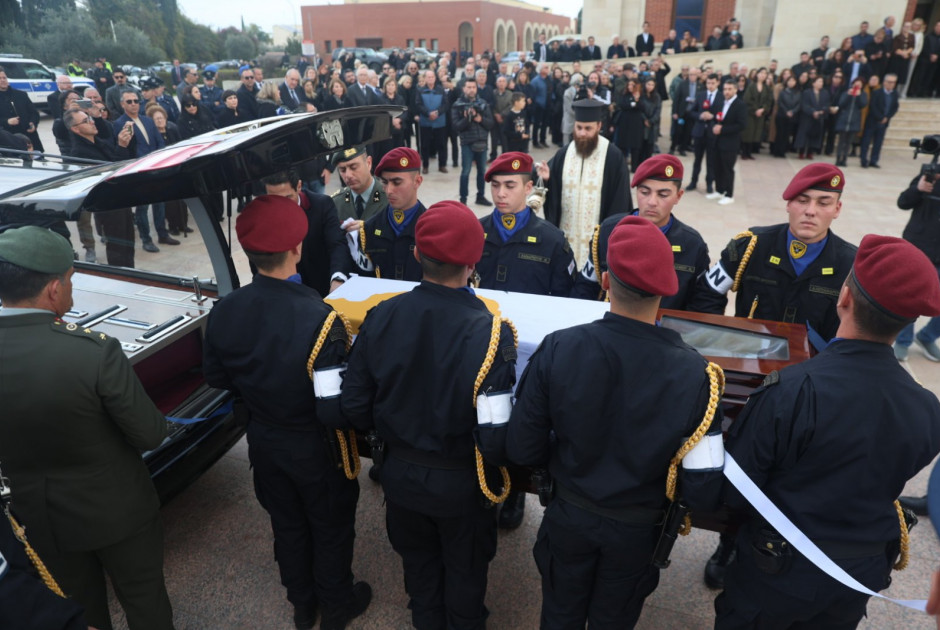 Με ένα παρατεταμένο χειροκρότημα το κατευόδιο για τον πρώην ΠτΔ Γ. Βασιλείου