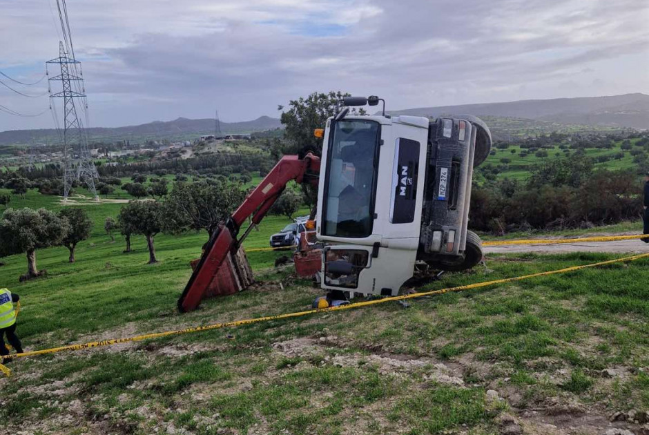 Θανατηφόρο εργατικό ατύχημα: Φορτηγό ανατράπηκε - Ο 55χρονος τραυματίστηκε θανάσιμα από τσιμεντένιο αντίβαρο 2-3 τόνων