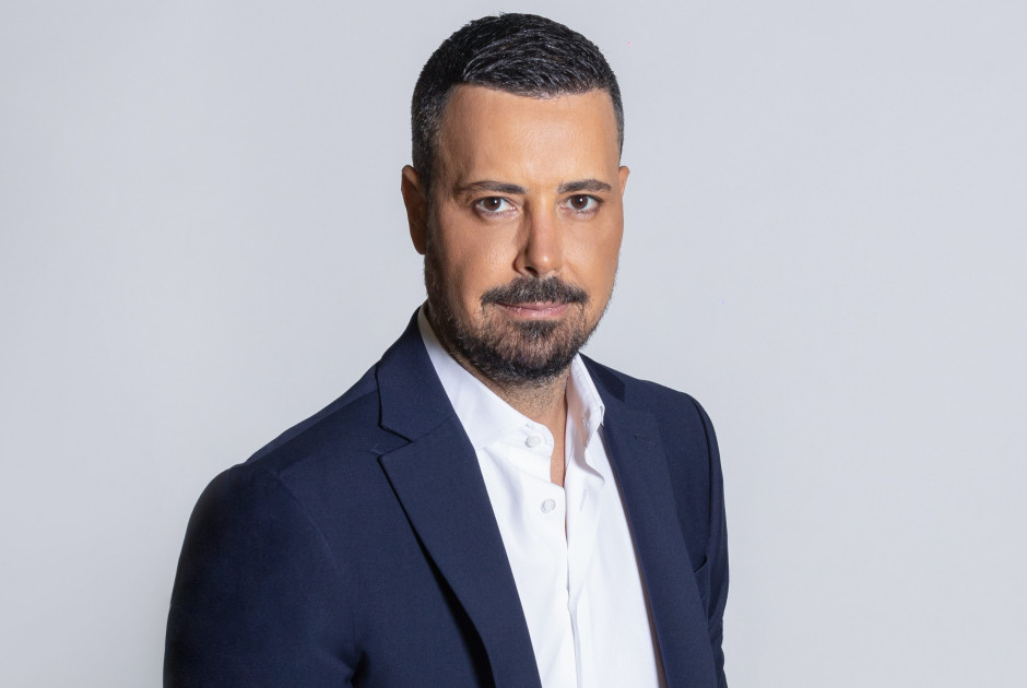 &Pi;έ&tau;&rho;&omicron;&sigmaf; &Kappa;&omicron;&upsilon;&sigma;&omicron;&upsilon;&lambda;ό&sigmaf;: &Delta;έ&chi;&tau;&eta;&kappa;&alpha; &alpha;&pi;&epsilon;&iota;&lambda;έ&sigmaf; &tau;&omicron; &kappa;&alpha;&lambda;&omicron;&kappa;&alpha;ί&rho;&iota; &epsilon;&nu;ώ &omicron;&delta;&eta;&gamma;&omicron;ύ&sigma;&alpha; &kappa;&iota; &epsilon;ί&chi;&alpha; &tau;&alpha; &pi;&alpha;&iota;&delta;&iota;ά &sigma;&tau;&omicron; &alpha;&upsilon;&tau;&omicron;&kappa;ί&nu;&eta;&tau;&omicron;