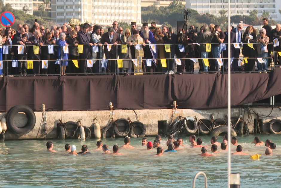 «Χάθηκε» για λίγο ο Σταυρός - Η Αγιά Νάπα γιόρτασε και φέτος τα Θεοφάνια (ΒΙΝΤΕΟ)