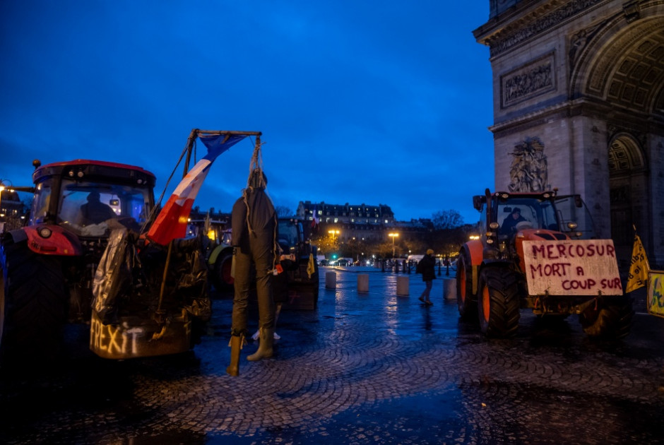 Στον Πύργο του Άιφελ τα τρακτέρ των αγροτών - «Σεργιανίζουν» μέσα στο Παρίσι