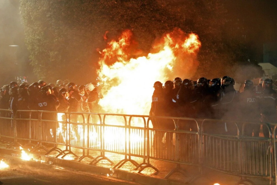 Μεγάλη αντικυβερνητική διαδήλωση στα Τίρανα - Μολότοφ έξω από το γραφείο του Ράμα (ΒΙΝΤΕΟ)